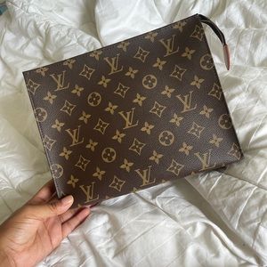 Louis Vuitton Toiletry 26